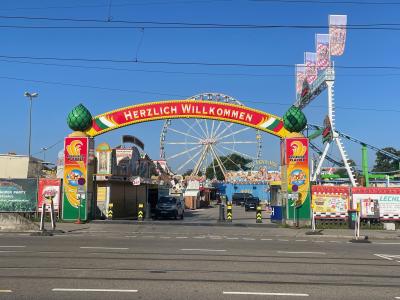 Der Eingang zum Augsburger Plärrer - dem größten Schwäbischen Volksfest.
