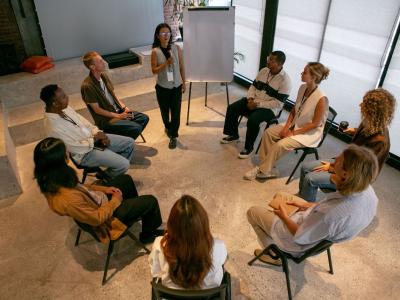 Menschen in einem Workshop als Ankündigung für den Kurs "Deep Democracy" mit Maria Wiprich.