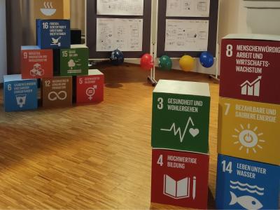 Würfel mit den Social Develepment Goals der Vereinten Nationen beim Nachhaltigkeitstag in Aichach