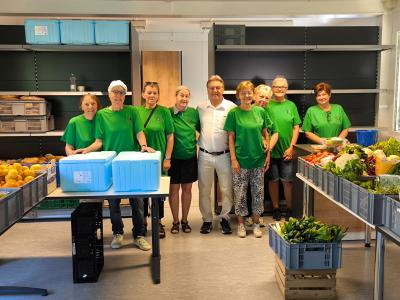 Reinhold Dempf, Zweiter Bürgermeister, mit Heferinnen und Helfern der Lebensmittelausgabestellte Gersthofer Tisch bei der Eröffnung. 