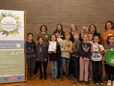 Kinder und Betreuende der GS Bischoff Ulrich bei der Überreichung des Zertifikats Plastikfrei.