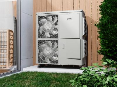 Wärmepumpen vor einem Haus.