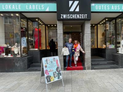 Zwei Anbieter der Augsburger Zwischenzeit vor dem Laden.