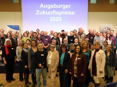 Foto von allen Teilnehmer/innen des Augsburger Zukunftspreises 2025.