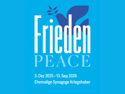 Foto zeigt das Plakat für die Sonderausstellung Frieden. Das Plakat ist sehr schlicht gehalten, neben den wichtigsten Informationen ist im Hintergrund noch eine Friedenstaube abgebildet.