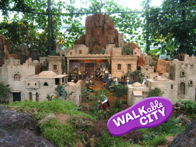 Foto von der orientalischen Rundkrippe aus natürlichen Materialien im Botanischen Garten Augsburg.