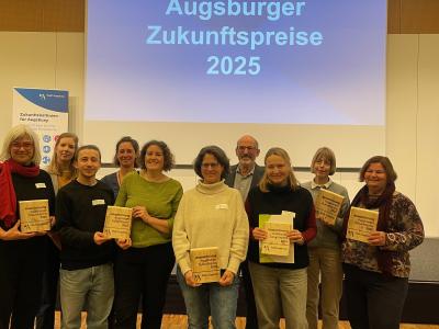 Foto aller Preisträger*innen des Augsburger Zukunftspreises 2025 mit Umweltreferent Reiner Erben.