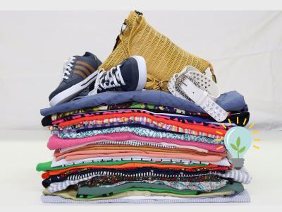 Altkleider im Stapel.