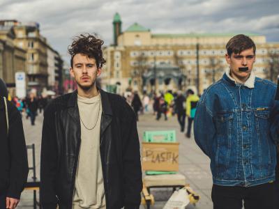 Jugendliche, die gegen die Ausbeutung der Welt und protestieren.