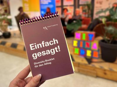 Das Bild zeit das Cover des Tischaufstellers „Einfach gesagt! – Diversity-Booklet für den Alltag“. Foto Anastasia Brant Stadt Augsburg