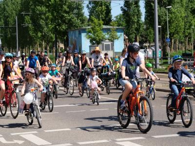 Radfahrer auf einer Augsburger Straße bei der Fahrraddemo der Kidical Mass.