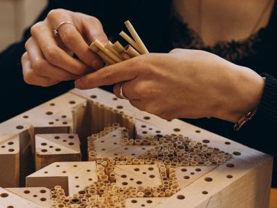 Ein Wildbienenhaus wird in Handarbeit hergestellt.