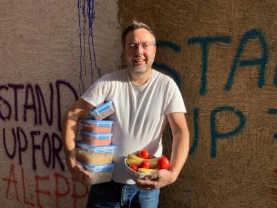 Ein Abholer zeigt stolz die von der Foodcoop abgeholten Lebensmittel. © Genusskollektiv