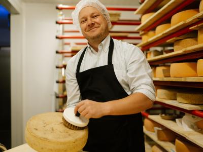 Kai Dieitrich vom Augsburger Genusskistle setzt bei den Käselaibern auf besondere Veredeldung und Qualität.