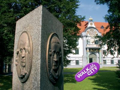 Das Mozartdenkmal im sommerlichen Fronhof in der Nähe zum Augsburger Dom. Bild Regio Augsburg