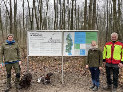 Revierleiter Daniel Kugler (links), Rangerin Anne-Marie Heinze und Forstamtsleiter Jürgen Kircher an einem der neu installierten Schilder am Waldeingang, Bild Forstverwaltung / Stadt Augsburg
