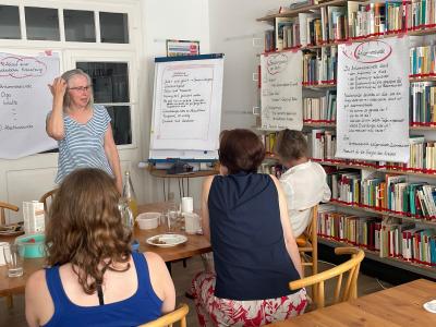 Menschen beim Arbeitsfrühstück "Lebendige Nachbarschaften"