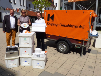 Menschen vor dem Anhänger des Geschirrmobils der Kolpingsfamlie Gersthofen.