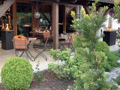 Terasse mit Tischen, Stühlen und Garten des Landgasthofs Kühner.