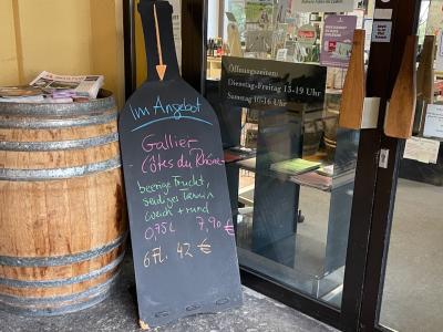 Eingang des Bio-Weinhandels Ulli Scheffler im Bismarkviertel Augsburg.