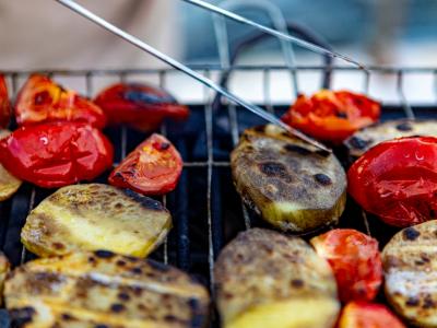 Gemüse grillt auf einem Grill