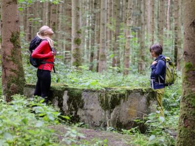 Zwei Besucherinnen erkunden Blechschmiede Horgau.