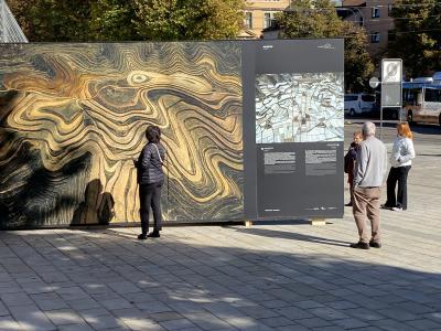 Ausstellung Terra Extract mit Betrachter*innen