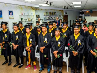 „Men at work“: 40 junge Männer bekommen ihr staatliches Diplom im Rahmen einer feierlichen Verleihung. Foto: Eva Bahner/Oikocredit