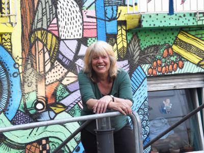 Ute Scheub im Biergarten des Augsburger Grandhotels Cosmopolis. Foto: Cynthia Matuszewski 