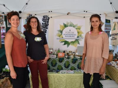 Das "Forum plastikfreies Augsburg" beim Earth-Peace-Day im Juli 2017 in Augsburg. r.l.n.r. Pia Winterholler, Sylvia Schaab, Sarah Schützenberger. Foto: Cynthia Matuszewski 