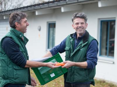 Geschäftsführer Haas-Hübsch von der rollenden Gemüsekiste in Augsburg mit dem Fahrer Christian Schuster (Bild: Regine Laas)