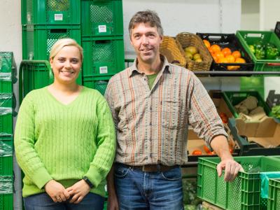 Die Geschäftsführer der rollenden Gemüsekiste, Carina Hahn und Hermann Haas-Hübsch. (Bild: Regine Laas)