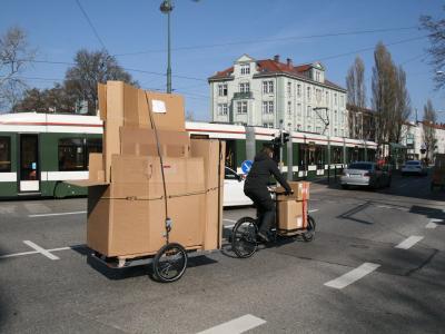 "Geht nicht gibt's nicht". Mit dem Lastenfahrrad unterwegs in Augsburg. Foto: Christoph Mießl