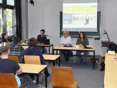Lifeguide-Seminar an der Universität Augsburg mit (v.l) Sebastian Purwins, Cynthia Matuszewski und Sylvia Schaab.