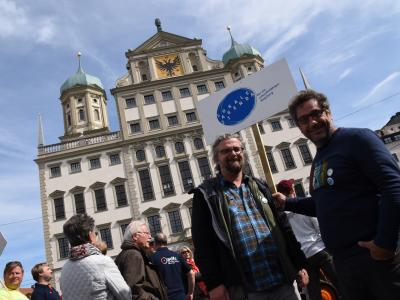 Norbert Pantel (links) und Thomas Hecht von der Lokalen Agenda 21 in Augsburg bei der Demonstration Fridays for Future in Augsburg. Foto: Cynthia Matuszewski