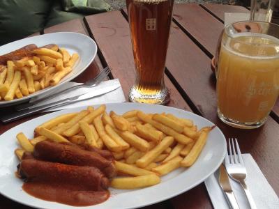 Veggie Currywurst mit Pommes. Foto: Torsten Mertz