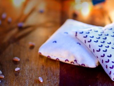 Selbst genähte Handwärmer helfen gegen eisige Kälte. Sie werden mit Reis- oder Dinkelkörnern gefüllt und vor dem Hinausgehen erwärmt. Foto: Karin Wehle