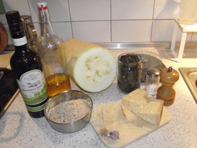 Zutaten für Zucchini-Pesto: Zucchini, gemahlene Mandeln, Kürbiskerne, geriebener Parmesankäse, Knoblauchzehen und Öl. Foto: Tine Klink