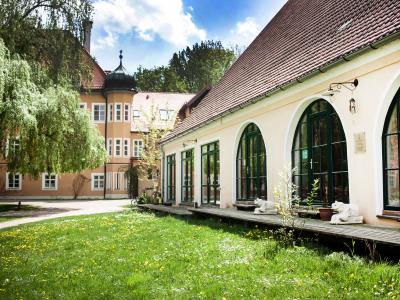 Foto: Schloss Blumenthal, SoLaWi, Hotel, Biergarten, Augsburg