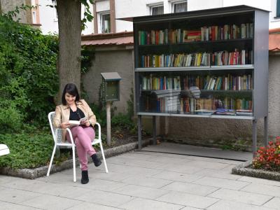 Bücherschrank im Hofgarten Augsburg. Foto Cynthia Matuszewski 