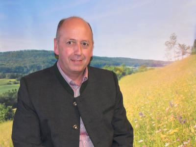 Foto vom Landwirt Josef Gelb, der in Steinach bei Merching Strohschweine hält.