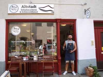 Amanuel Amno, Inhaber der Altstadtschuhmacherei in Augsburg. Foto: Alina Ni Riada