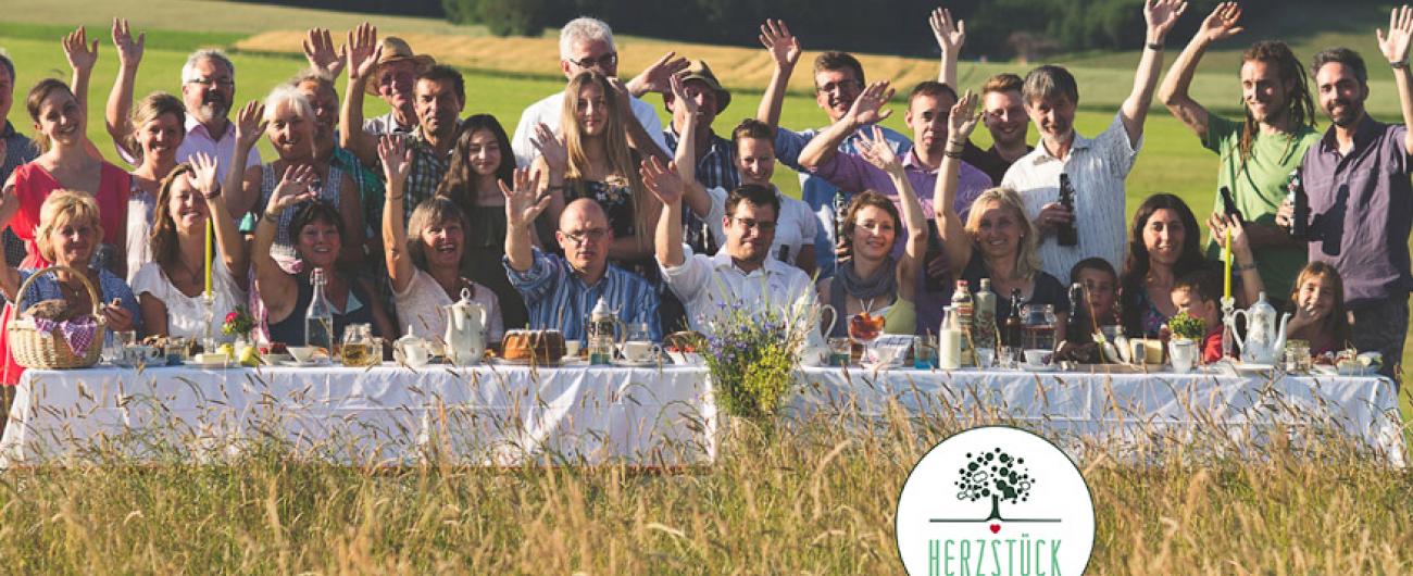 Menschen der Genosssenschaft Herzstück, das regionale Lebensmittel verkauft
