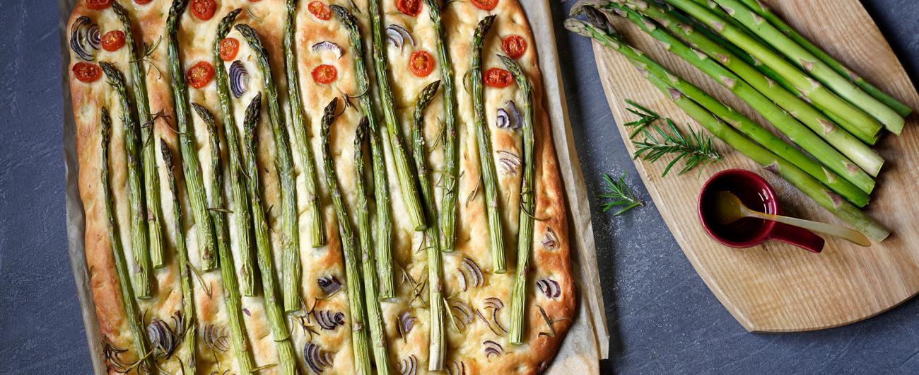 Italienische Fladenbrot-Variante: Focaccia mit grünem Spargel und Cocktailtomaten. Foto: Ökokiste