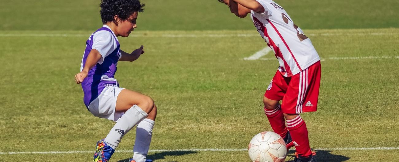 Jungs beim Fußballspiel, Bild von Dimitris Vetsikas auf Pixabay