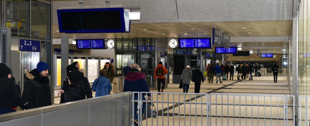 Eine neue Zwischenebene verbindet beim Hauptbahnhof Augsburg die Empfangshalle barrierefrei mit Aufzügen und Rolltreppen.