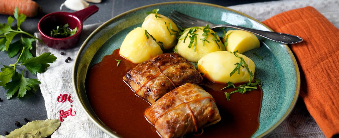 Omas Klassiker mal anders - Vegane Kohlrouladen mit Bratensoße & Kartoffeln, Foto: Oekokiste e.V.