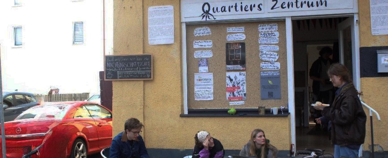 Menschen vor dem Quartierszentrum Qualle - Rechts der Wertach Augsburg