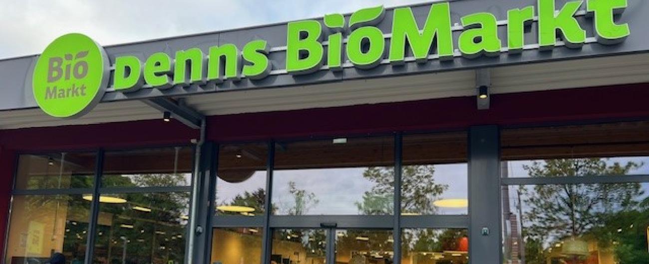 Eingang Denns BiosMarkt in der Friedberger Straße in Augsburg