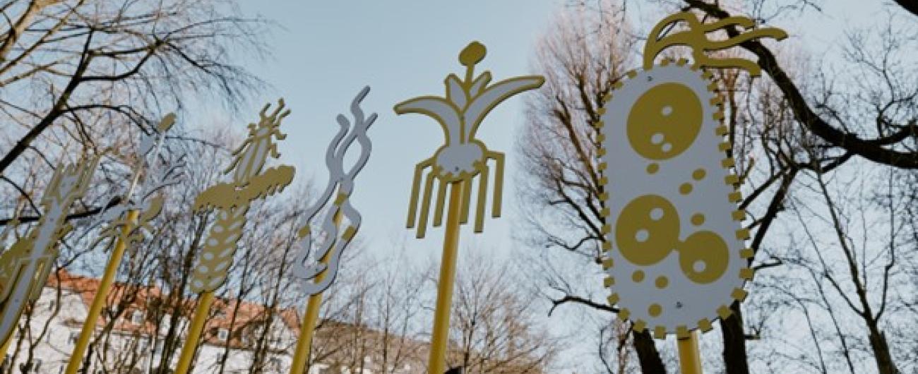 Die Organismengruppen im Staatsgebiet der Roten Tor Wallanlagen gelbe großen Stehlen mit den jeweiligen Symbolen der verschiedenen Organismen